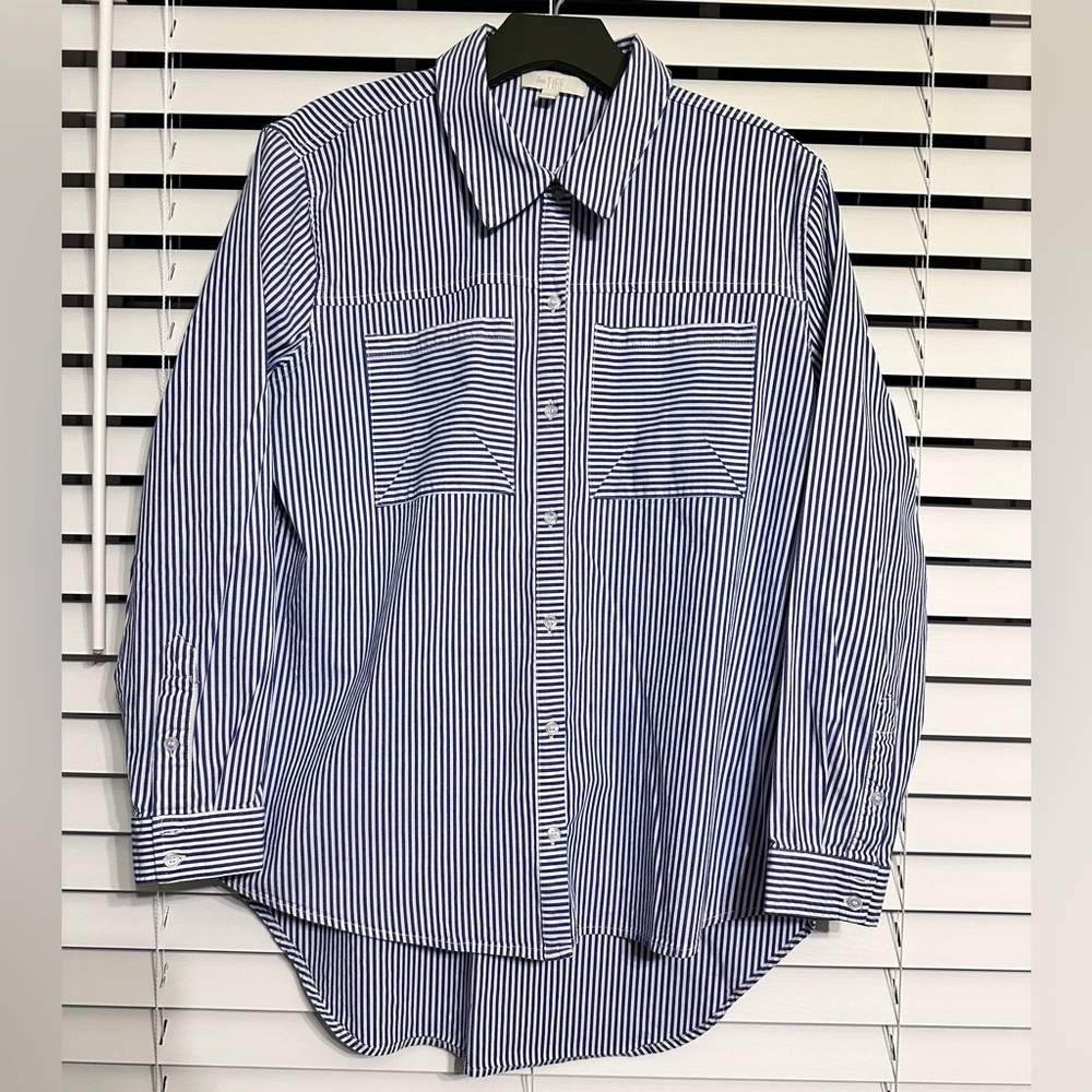 🛍️ Love Fire High low button down shirt with cute pockets Size 1